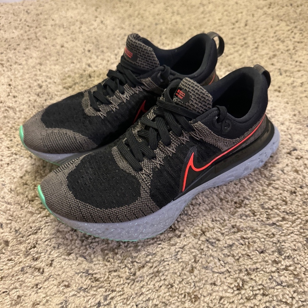 Men’s Nike react flyknit shoe